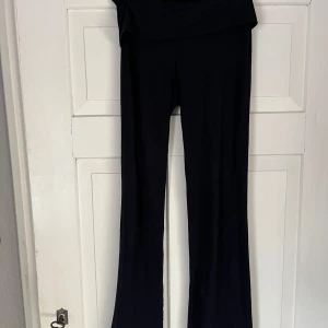 mörkblå yoga pants - trendiga yoga pants i barnstorlek men passar storlek xs-s. Säljer då de inte kommer till användning. Pris kan diskuteras.