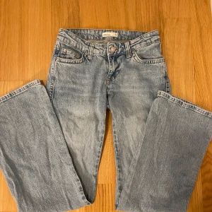 Jätte snygga low waist med bootcut jeans  - Ljusblåa byxor från Gina tricot, haft den två gånger och den passar jättebra.