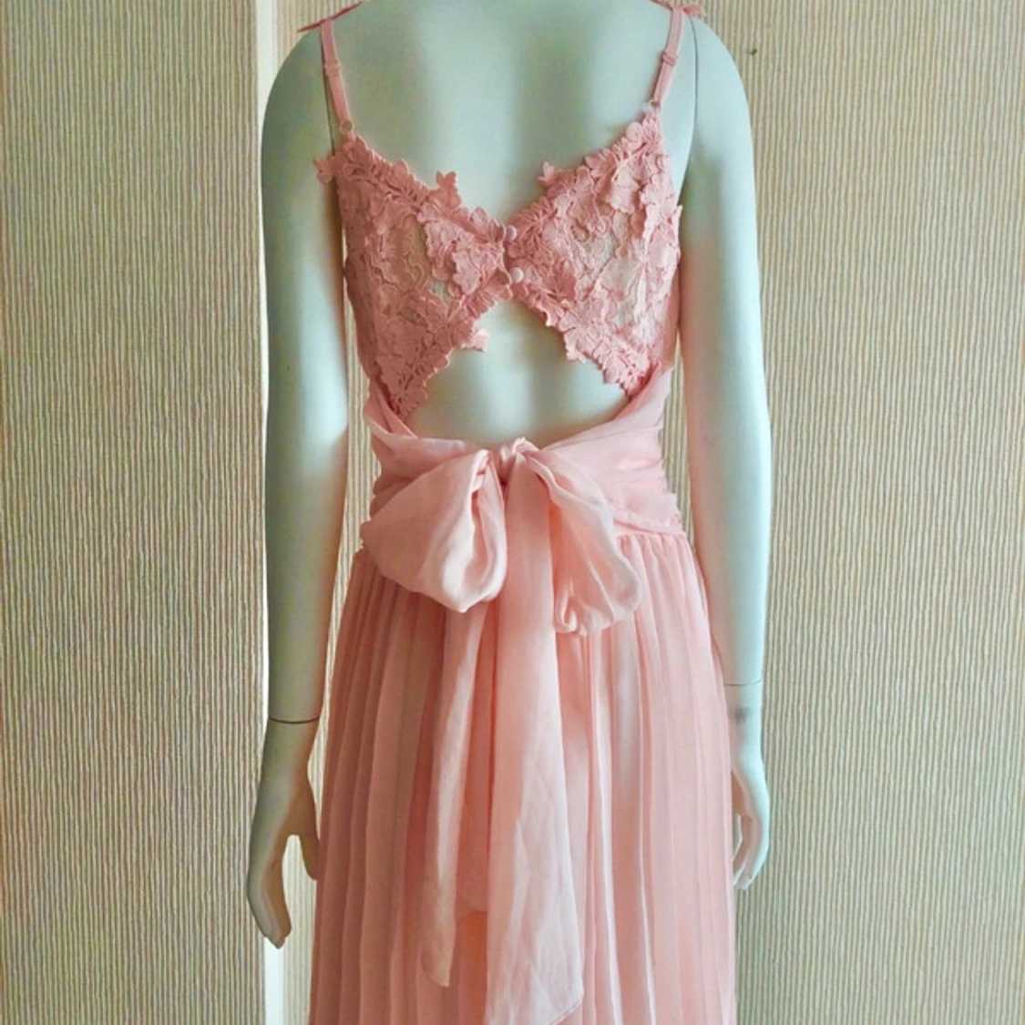 Ljusrosa plisserad  veckad klänning med spets v-neck - 2