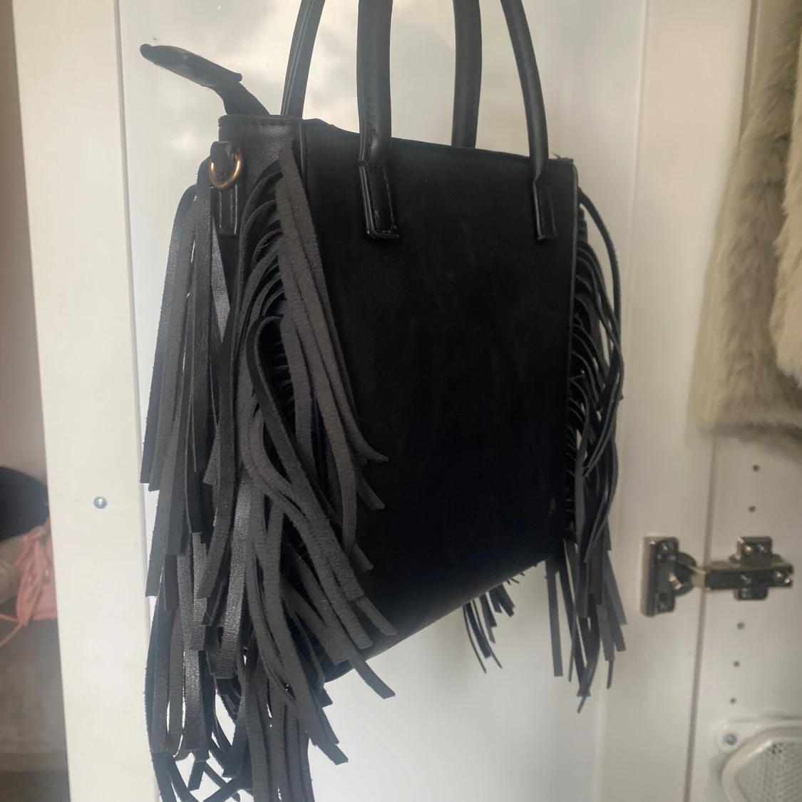Svart handväska med fransar i skinn - 2