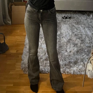 Grå bootcut jeans från Vero Moda - Midwaist jeans, super sköna. Storlek 34