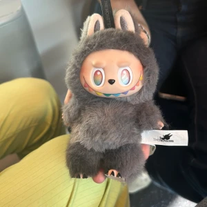 Secret labubu big into energi! - En äkta big into energi secret labubu som är köpt från pop mart!Säljer eftersom den inte kommer komma till användning. Den är i super bra skick och pris går att diskuteras. Vi slängde tyvärr bort boxen och kortet den kom med eftersom vi inte tänkte sälja den från början.💗