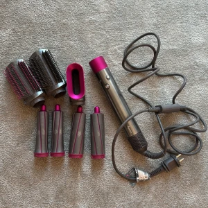 Dyson Airwrap  - Säljer min dyson airwrap som är köpt 2019. Har ej kvar kvitto eller boxen då de var så länge sen. Den funkar hur bra som helst säljer eftersom de har bara legat i ett skåp i ett år för jag har köpt en ny. Rekommenderar verkligen!!