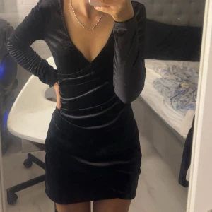 Samett klänning - Jätte fin svart klänning i super skönt samett material, aldrig använt pga fel storlek, så hoppas nu någon annan kan få användning av den 🖤🖤