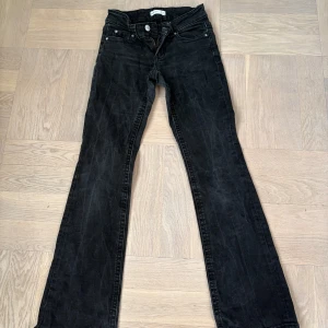 Svarta bootcut jeans från Gina Tricot  - Svarta perfect jeans med bootcut leg med klassiska fem fickor och snygga detaljer på bakfickorna. Mjukt stretchigt denimtyg. 