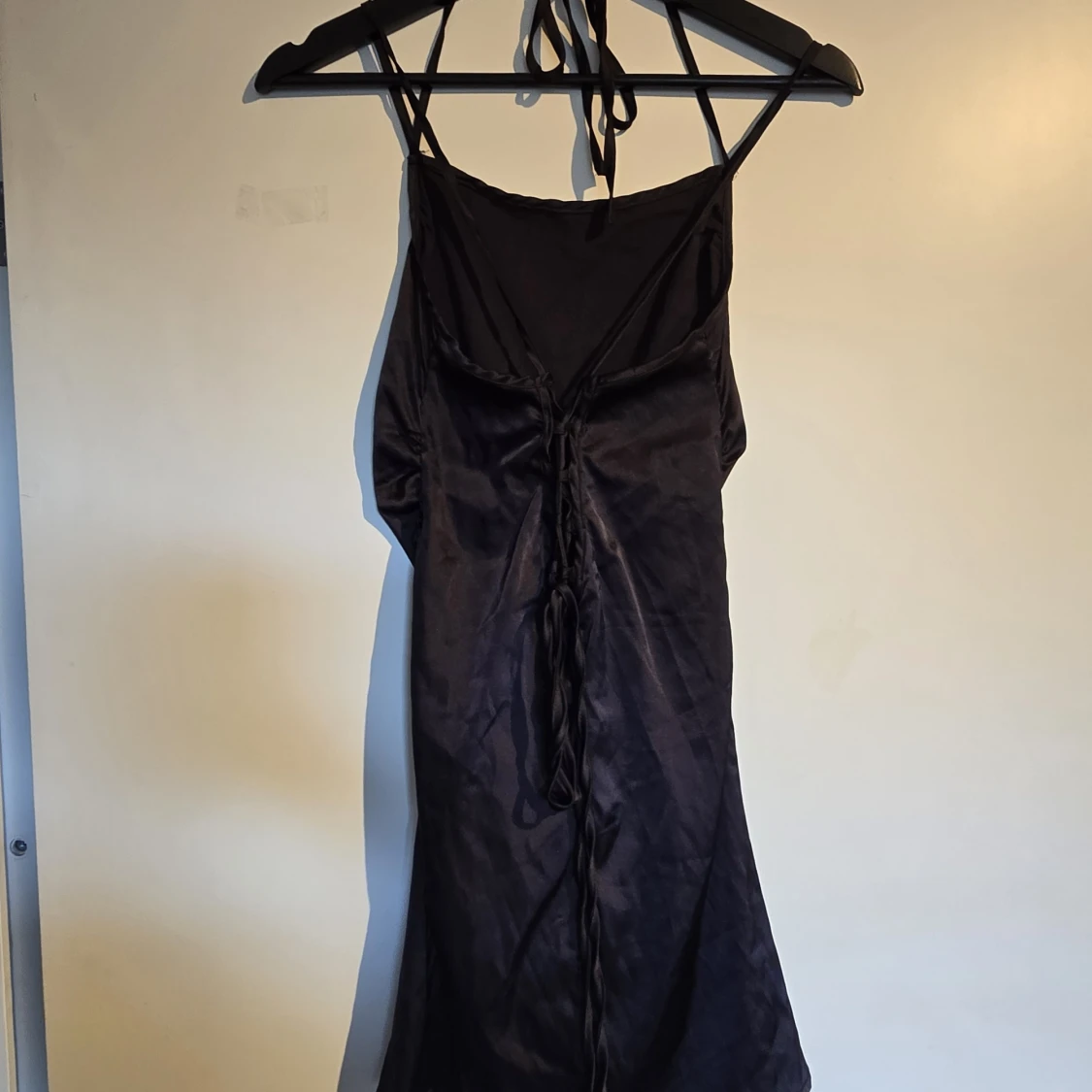 Svart satin klänning med snörning - 4