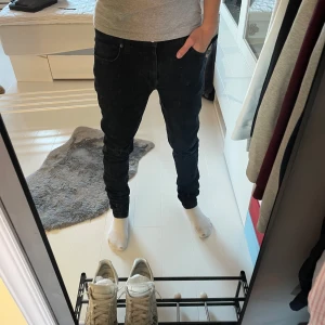 Nudie Jeans - Nudie jeans - skick 8,5/10, mycket bra skick! - storlek: 28/32 - tyvärr finns inte storlekslappen kvar, men dom sitter perfekt som 28/32. Modell: Lean Dean - modell på bilden är 177cm och väger 60, dom sitter sjukt bra! - hör av er vid frågor🙌