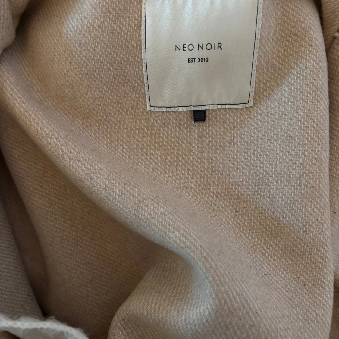 Beige kappa från Neo Noir med bälte - 2