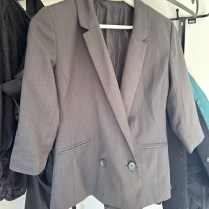 Kavaj med Trekvartsärm  - Kavaj med Trekvartsärm! Från monki storlek Xs