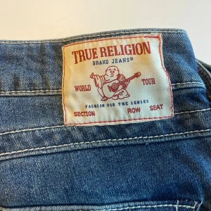 True Religion Joey Low Rise Flare Jeans - Nästintill helt nya jeans från True Religion, modell Joey Low Rise Flare. Lite slitage på vänster ben (se sista bilden) då de tyvärr är för långa för mig.  Förutom slitaget är de i nysick och endast använda 3 tillfällen. Nypris 1399kr på Nelly.