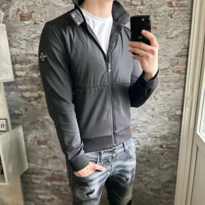 J.lindeberg Cardigan - Mycket fint skick, inga defekter. Storlek S  passar dig som är mellan 170-180cm ungefär. Nypris ca 3000kr. Modellen är 185 cm, 79 kg. Passar bra nu till vintern. Skriv för mer information!🤝