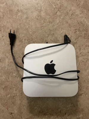 Apple Mac mini - Apple Mac mini stationär dator i silver med strömkabel. Kompakt och stilren design, perfekt för hemmakontoret eller vardagsrummet. Mindre tecken på användning undertill, men i gott skick. Fungerar utmärkt och redo att användas direkt.