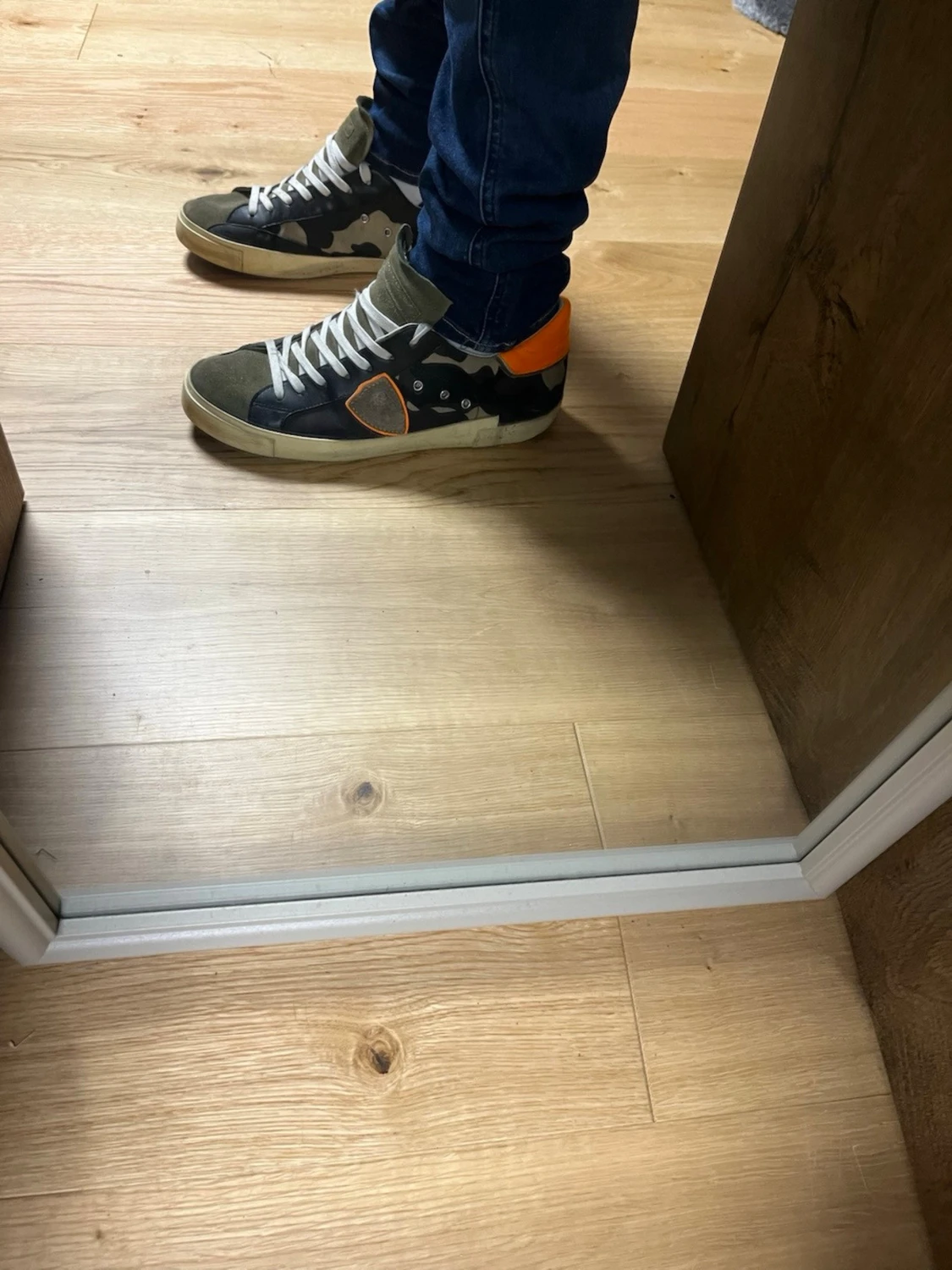 Camouflage sneakers med orange detalj - 2
