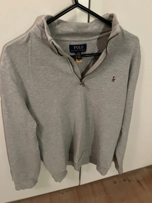 Half zip Polo Ralph Lauren - Tjena, säljer denna half zip från polo Ralph Lauren. Den är i storlek 14-16 år så det är ungefär Xs-S. Kan sänka pris vid snabb affär.