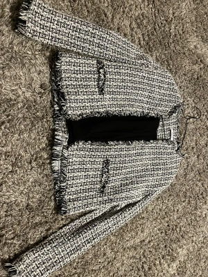 Jacka - Superfin jacka i jättefint skick!  Kommer tyvärr inte till användning, därav jag säljer den🥰 I storlek M men passar S också.