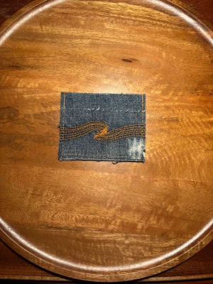 Blå R’essentials korthållare med Nudie brodering - Stilren och hållbar blå denim korthållare med Nudie Jeans brodering. Egendesignad och egentillverkad av 100% autentiskt material. Skriv för mer bilder eller övriga funderingar.