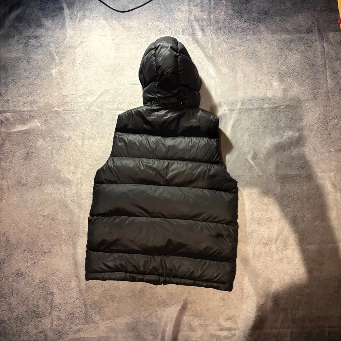 Svart dunväst från Moncler med huva - 3
