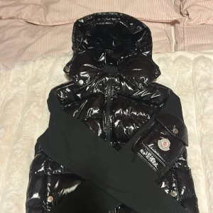 Svart glansig dunjacka från Moncler - SÅLD