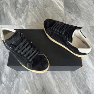 Saint Laurent skor  - Saint Laurent skor  -  Skick: Perfekt skick  -  Nypris: 6000kr  -  Ingår: endast skorna -  Hör av dig vid minsta fråga🙌🏼