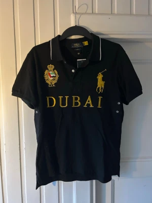 Ralph lauren pike.  - Riktigt schysst piké från Ralph lauren. Sitter bra på och e riktigt skön på sommaren. Skriv om du har några funderingar👍🏻 