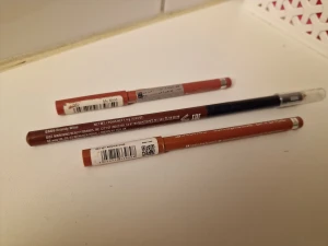 Wet Wild och Essence läppennor - Säljer tre läppennor i olika bruna och nude nyanser. En från Essence i färgen 'My Advice', en från Wet&Wild i färgen 'Brandy Wine' och en med etiketten 'My Mind'. Pennorna har klassisk smal form och är perfekta för att definiera läppkonturen.