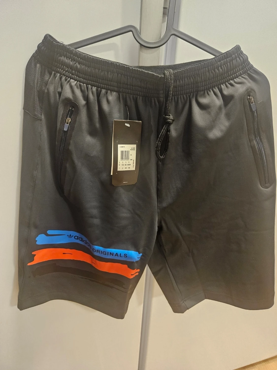 Svarta Adidas Originals shorts L