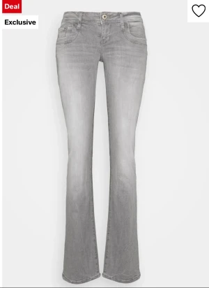 Grå bootcut jeans från LTB - Säljer ett par snygga grå jeans från LTB, säljer för att de inte kommer till användning så mycket mer nu då det inte är helt min stil🩷 Om du har något fråga skriv gärna