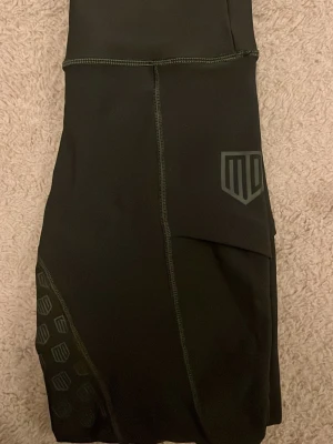 Maya delorez ridbyxor - Mörkgröna ridbyxor från Maya Delorez med hög midja, mobilficka på sidan och silikonmönster för extra grepp. Sista bilden ser man tydligare färg på byxorna. Har även ett till par i svart som jag kan sälja. Nypris 900 😇