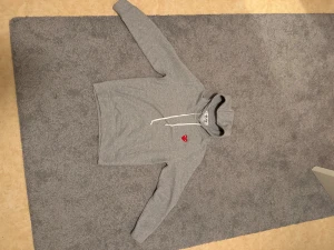 Comme des Garçons hoodie - Comme des Garçons hoodie. Helt ny då jag säljer den pågrund av att den är för liten. Skick 10/10