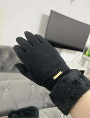 Screentouch handskar -  handskar med pälsdetalj vid handleden oc  en liten guldfärgad metallbricka, kan använda mobilen med dem💕 nya