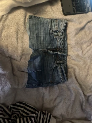 jättefina jeanshorts - va jeans igentligen har ba klippt av dem jag skulle säga att de är snyggare passform när dom är lite lösa så om man har lite mindre lår eller kanske 34-36 men midjan passar 36-38 hoppas inte nått av detta lät elakt!🩷