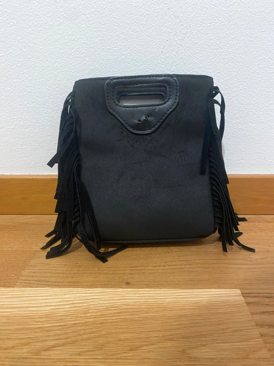 Svart handväska med fransar - 1