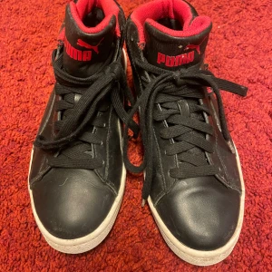 Höga sneakers PUMA svart storlek 37 - Snygga höga sneakers från Puma i svart färg med röda detaljer. Perfekt för vardagsbruk. GORE-TEX vilket betyder att de är vattentäta men ändå släpper ut fukt. 