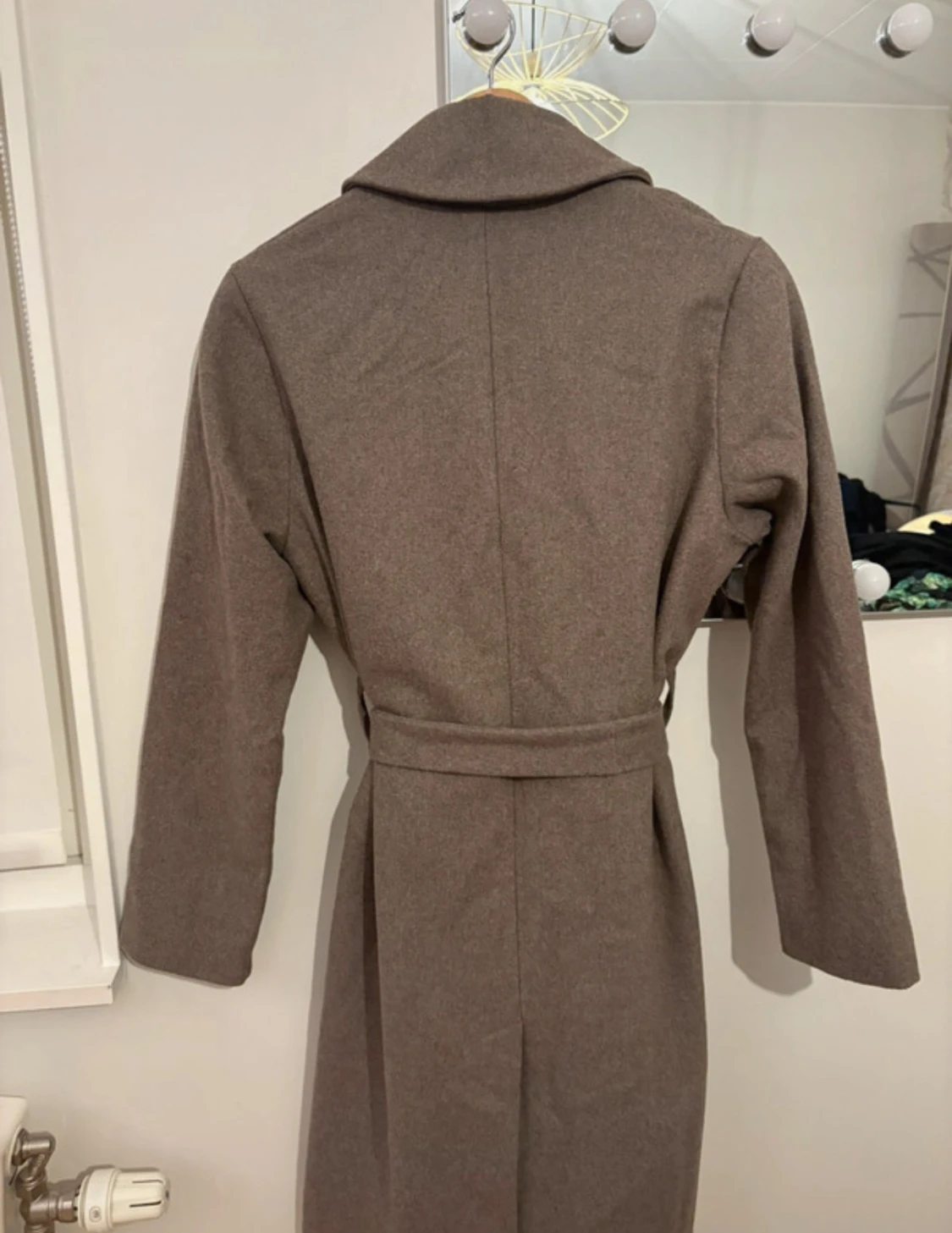 Beige kappa med bälte från Bik Bok - 1