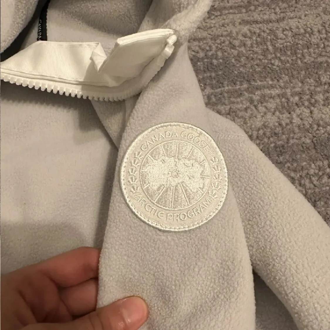 Ljusgrå fleecejacka från Canada Goose - 1