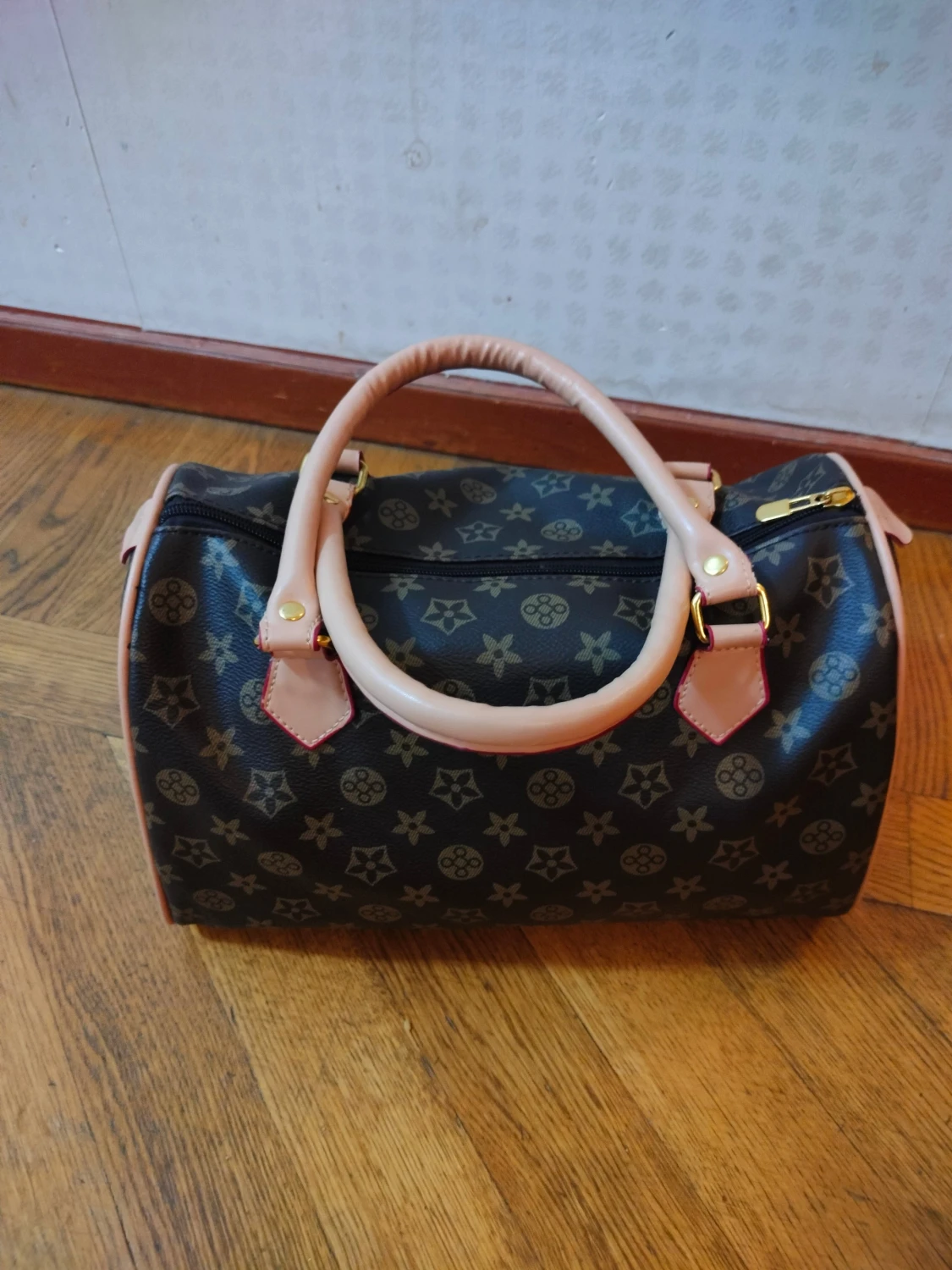 Svart handväska med mönster och dragkedja - 1