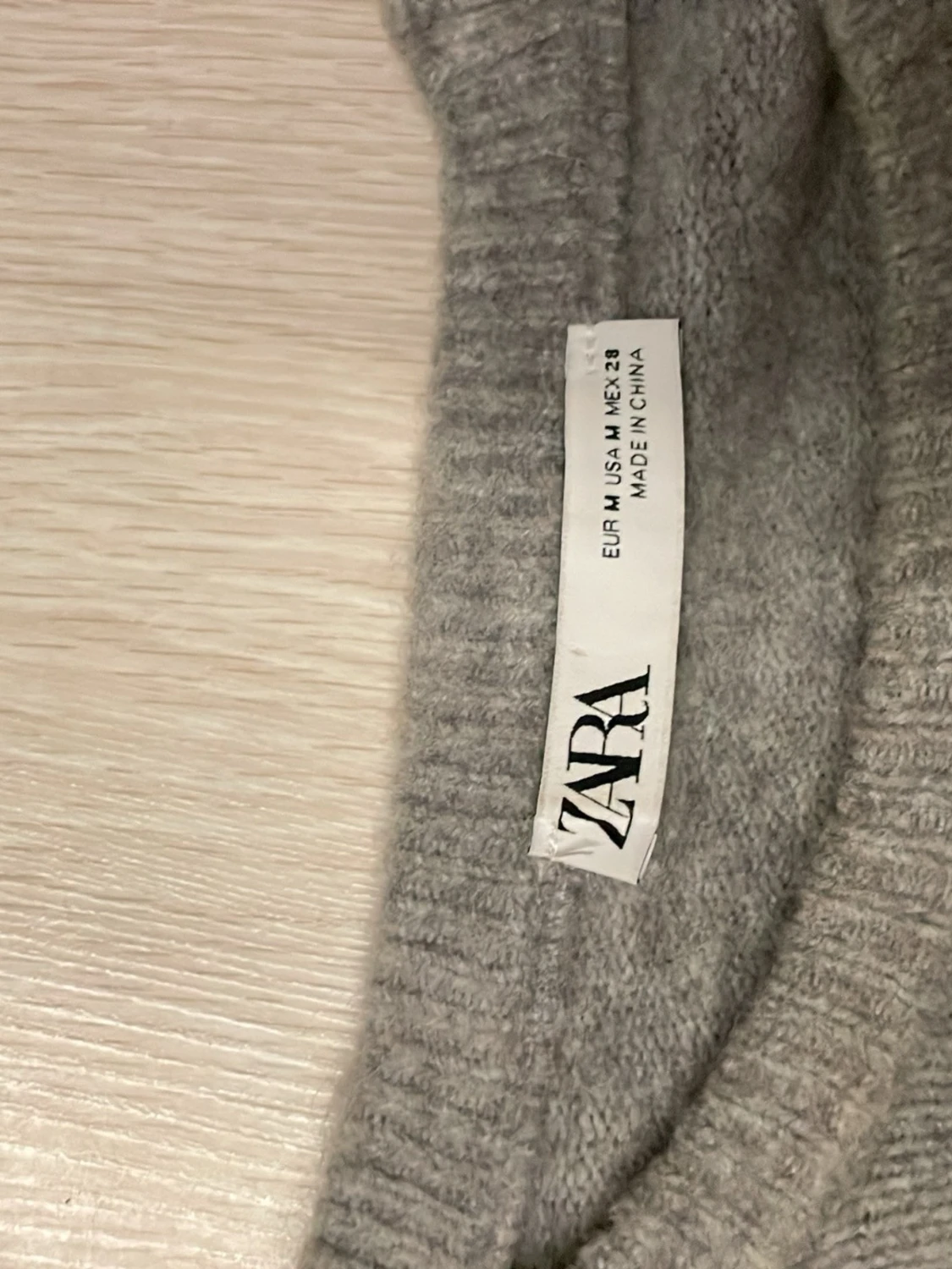 Kortärmad ljusgrå stickad tröja  - 2