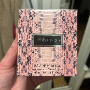 Jimmy Choo Eau de Parfum 40ml - Trendig parfym från Jimmy Choo i snygg förpackning. 40 ml Eau de Parfum. Tillverkad i Frankrike. Köpt i Bosnien.