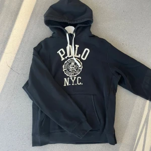Polo Ralph lauren hoodie  - Säljer nu denna feta hoodie från Ralph lauren, bara att höra av sig om man har några funderingar 👏