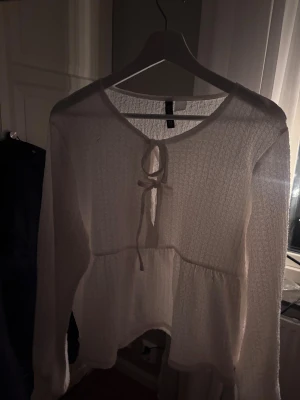 Vit blus från hm - Säljer en vit blus från hm som har volanger, den är jätte fin!