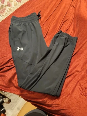 Under Armour SET vind L och XL - Oanvända utan prislapp.                        Jackan är i XL och byxan i L. Nypris 1800