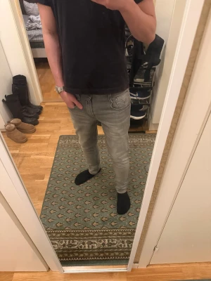 Replay Anbass grå  - Passar som 29/30 Mycket bra skick  Väldigt bra färg - grå.