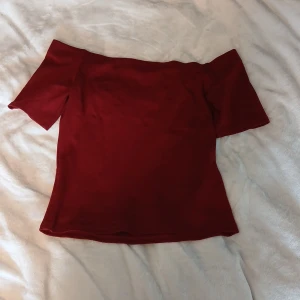 Jättefin röd topp - Jättefin vinröd offshoulder top