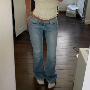 Lågmidjade utsvänga jeans - Lowwaist bootcut jeans från Amisu. Står ingen storlek men har för mig att det är storlek 34. Midja 36cm, innerbenslängd 80cm och grenen är 20cm.                                De är slitna längst ner baksida (se bild 2) annars i fint skick. Hör av dig vid frågor. ❤️