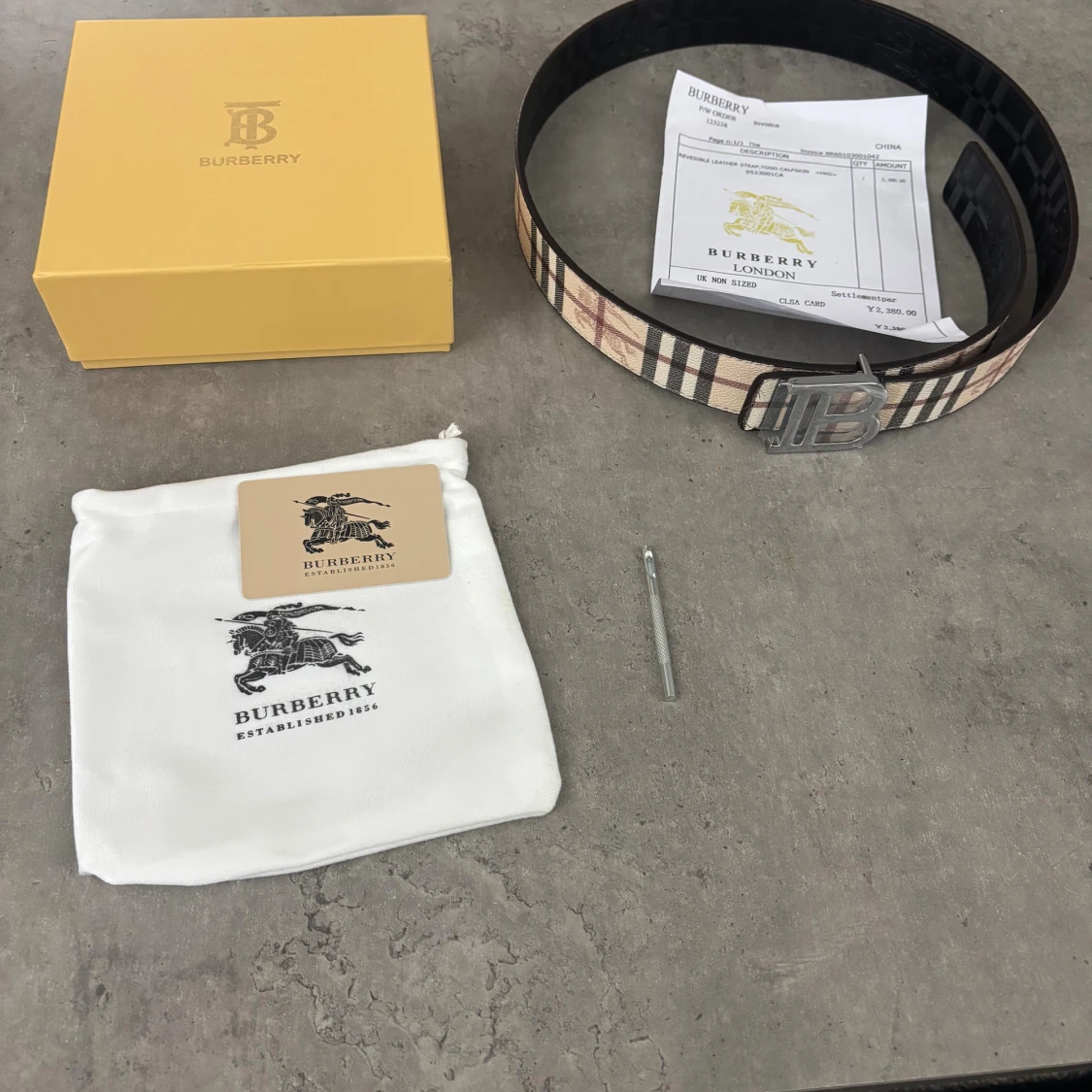 Burberry rutig skinnväst med B-spänne