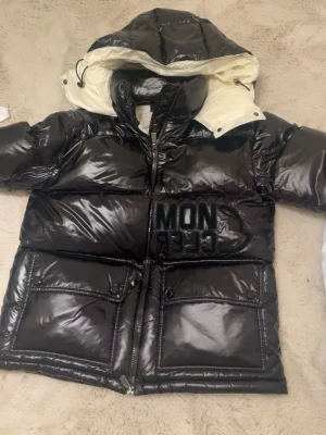 Svart pufferjacka från Moncler - Jättecool moncler jacka som är väldigt trendig just nu! Den är i storlek S men kan passa en M också. Använd 2-3 gånger.