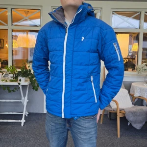 Peak Performance skidjacka - Snygg blå Peak Performance skidjacka i storlek Medium. Observera att det finns en liten knappt synbar repa bak på jackan (Syns på sista bilden). Skriv om du undrar något. 😁