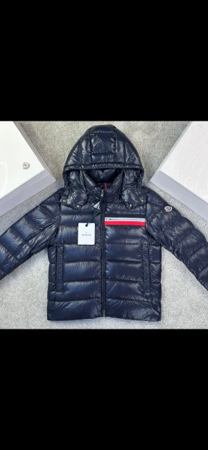 Moncler Jacka - Säljer denna sällsynta Moncler jacka som är perfekt nu inför kyligare dagar, den är väldigt sparsamt använd men det finns inga skador eller tecken på användning, skick 9-9.5/10. Självklart äkta samt finns ett äktehetscertifikat från Garmsmarket✅ Vid fler frågor och funderingar så är det bara att skriva🤝