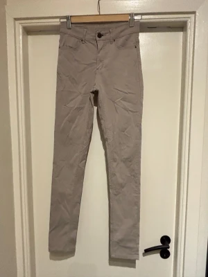 Beiga byxor, FLASH. OBS - läs om storlek  - Tvättråd: 40°. Storlek:34 (passar 36-38)