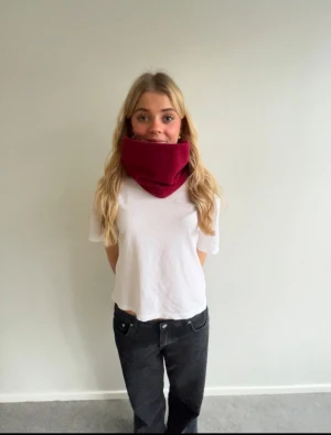 Fleece buff med reflex, blossa - Drop 2:2  Färg: Blossa❤️ Pris:149 kronor Om produkt: Buffen är gjord i fleece i antipeeling med måtten 60x23.. (Vid justering av mått och hur man tvättar buffen,  kontakta oss) 